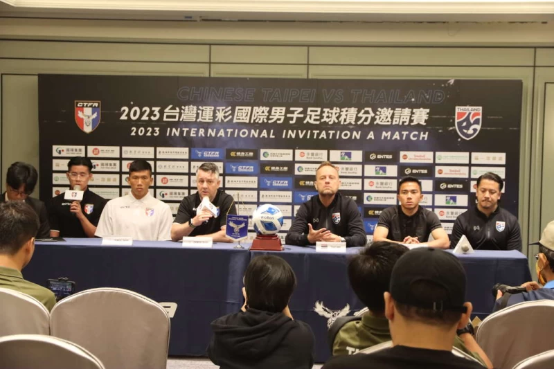 中華男足總教練Gary White(左4)重回代表隊第一戰。高雄運發局提供