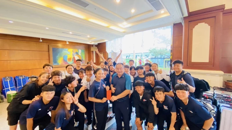秘書長張家興代表理事長羅俞欣頒贈零用金,鼓勵中華女壘。(圖:中華壘協提供)