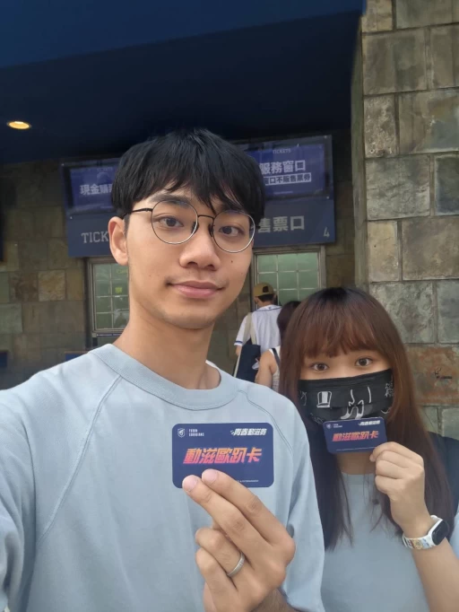 球迷使用動滋券購買動滋歐趴卡。官方提供