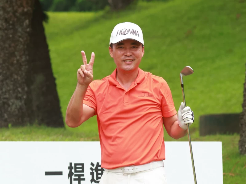 仰德挑戰賽第一回合洪家煜在第8洞擊出一桿進洞。鍾豐榮攝影