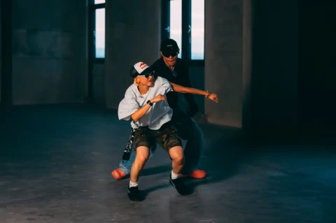 為宣傳red bull dance your style台灣賽事red bull dancer kyoka與創作歌手øzi以issues進行合舞拍攝,展現非常帥氣的一面。官方提供