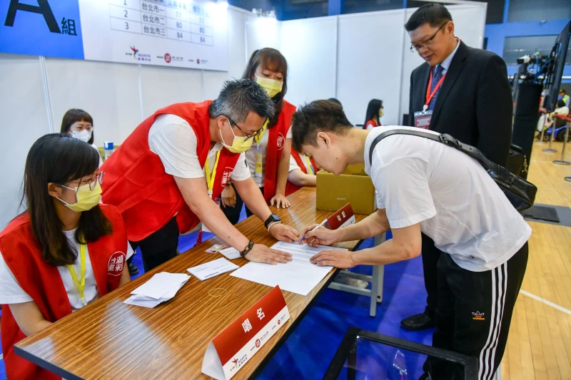 第三屆運彩經銷商驗籤作業 現場民眾參與驗籤。官方提供