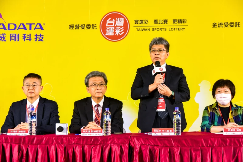 教育部體育署主秘房瑞文(右2)。官方提供