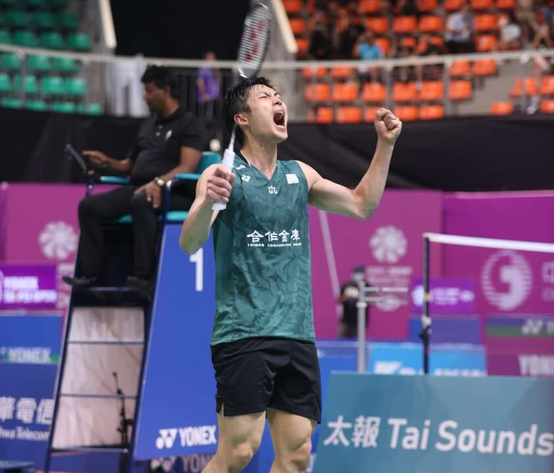 周天成力戰三局71分鐘才拿下首輪勝利後臂吶喊。李天助攝