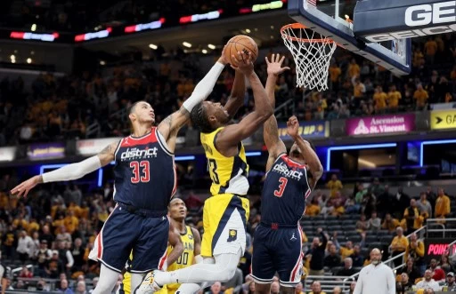 NBA華盛頓巫師去年打出生涯年表現的庫茲馬(Kyle Kuzma,左)選擇進自由球員市場探身價。法新社