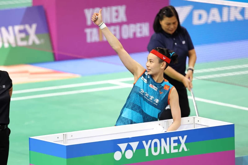 戴資穎獲勝後與球迷開心互動。吳榮旋攝