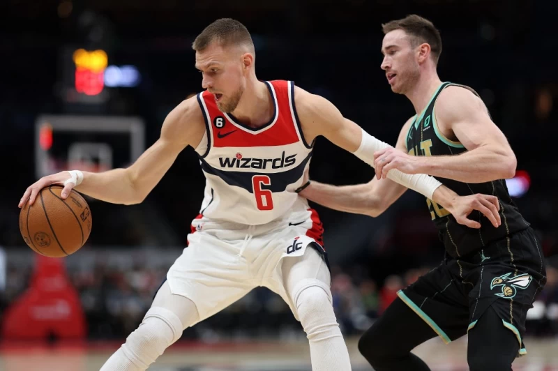 NBA華盛頓巫師二當家波爾津吉斯(Kristaps Porzingis,左)將改披波士頓塞爾提克戰袍。法新社