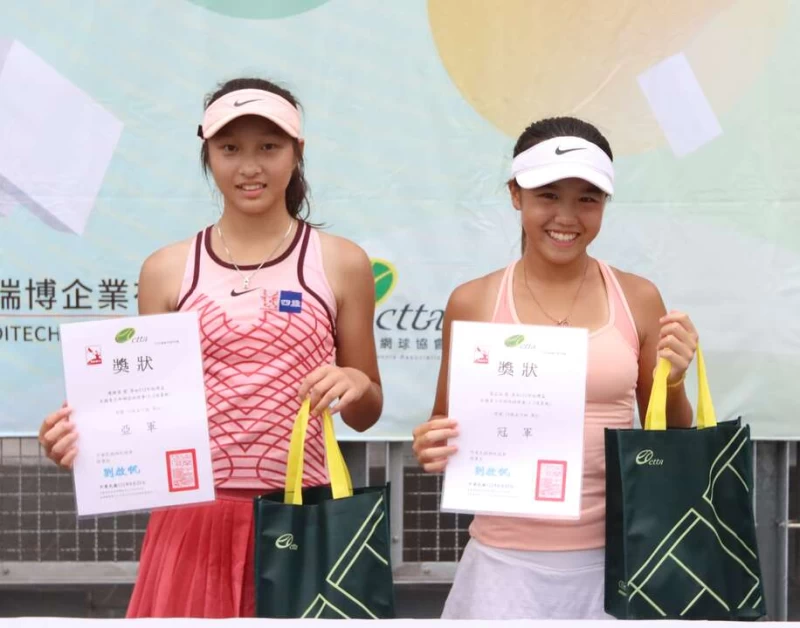瑞博盃14歲女單冠亞軍高芷涵(右)、陳晴瀅(左)。李琢攝