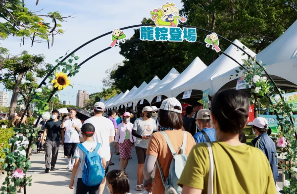 高雄愛河龍舟嘉年華一連三天在愛河畔舉行,河西路有160多攤環保文創市集。高雄運發局提供