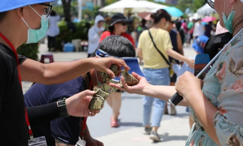 愛河龍舟嘉年華每天都有家樂福一千顆黃金名粽免費送民眾,反應熱烈早早即發送完畢。高雄運發局提供