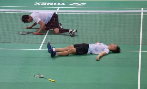 林永晟(右)林家佑獲勝後倒在地上。李天助攝