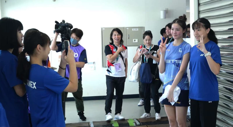 志工排隊等著跟歐帕妮普合照。詹健全攝
