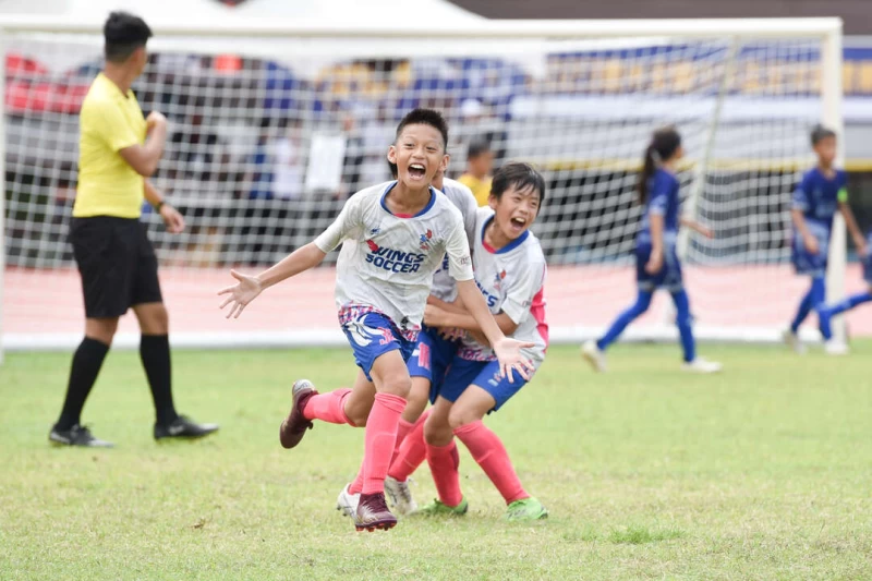 公開四年級組冠軍隊伍wings soccer 勝球歡呼。大會提供