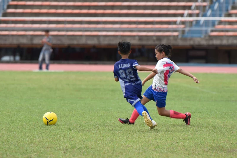四年級公開組冠軍戰wings soccer女將陳品叡(右)。大會提供