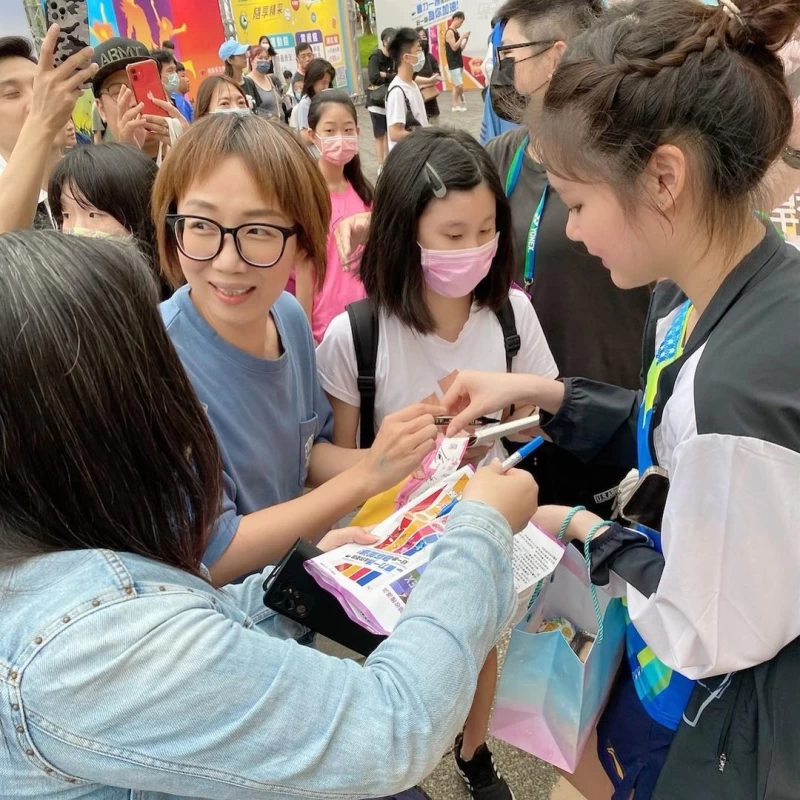 台灣粉絲圍繞著歐帕妮普要求簽名。摘自歐帕妮普IG
