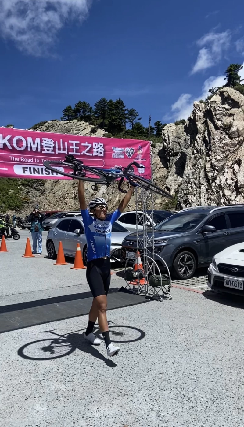 男子總排名第一名 捷安特哥倫布車隊李廷威開心舉起車子過終點。中華民國自行車騎士協會提供