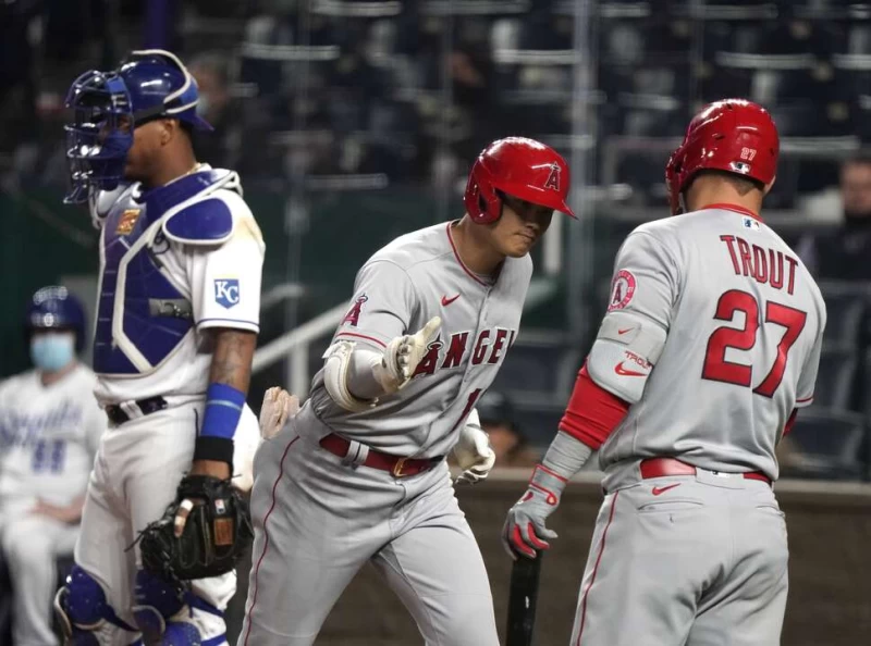 洛杉磯天使球星楚奧特(Mike Trout,右)相當推崇大谷。法新社