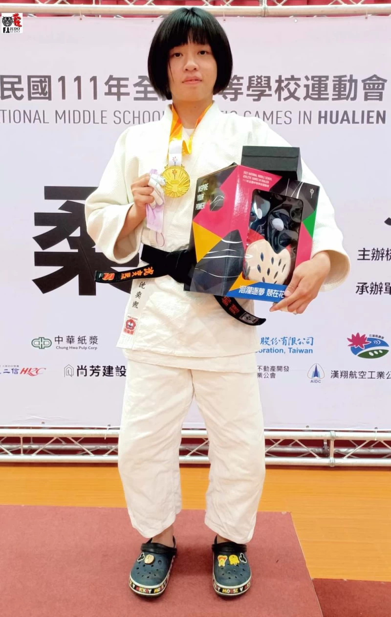 沈奕熙在全中運奪金。取自枋寮高中體育班FB
