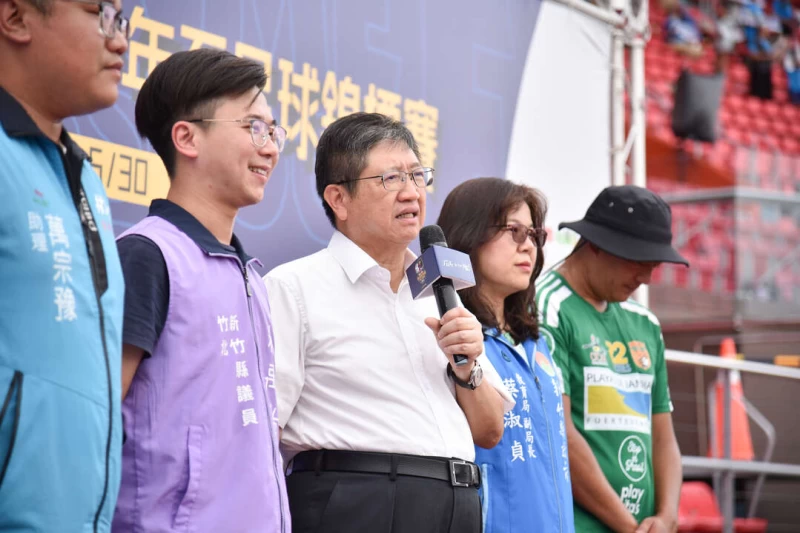 新竹縣長楊文科(右三)、教育局副局長蔡淑貞(右二)及新竹縣議員林禹佑(左二)皆蒞臨比賽現場。大會提供