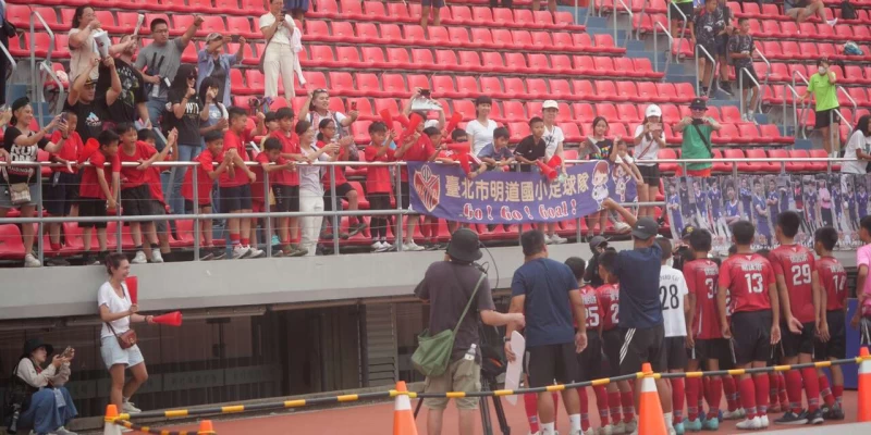 明道在逆轉奪冠後，向加油的家長致意，兩邊都哭成一團。詹健全攝