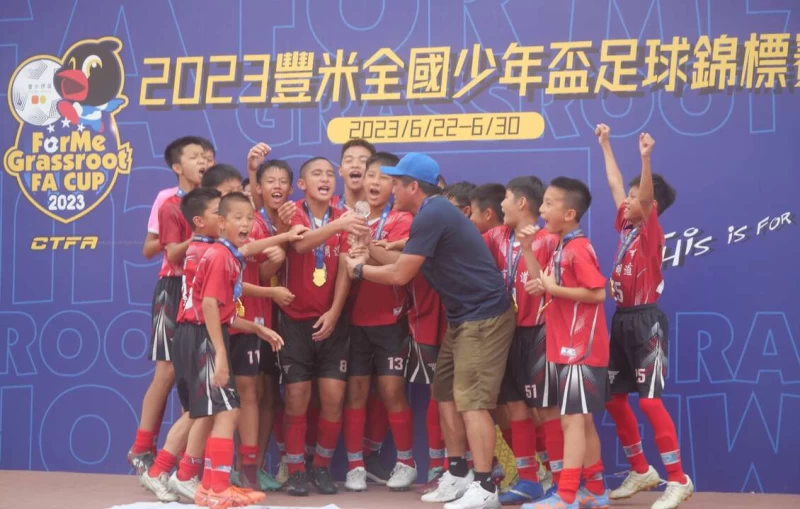 明道國手神奇拿下學校6年級組冠雨車。詹健全攝