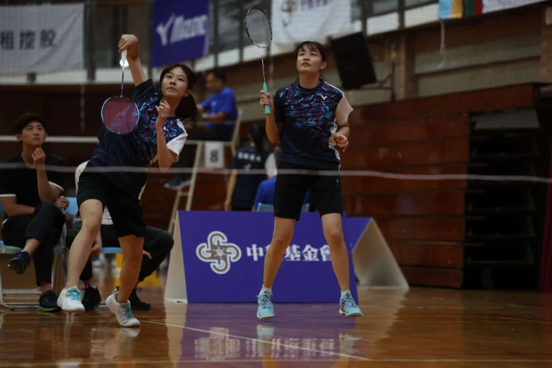 中山大學音樂系陳湘評與化學系鄒羽柔組成的女雙組合。大專體總提供