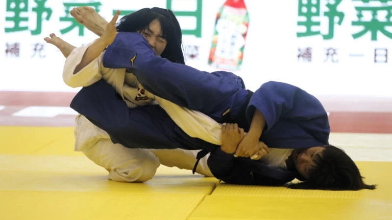 沈奕熙把對手夾得立馬認輸。姚瑞1攝