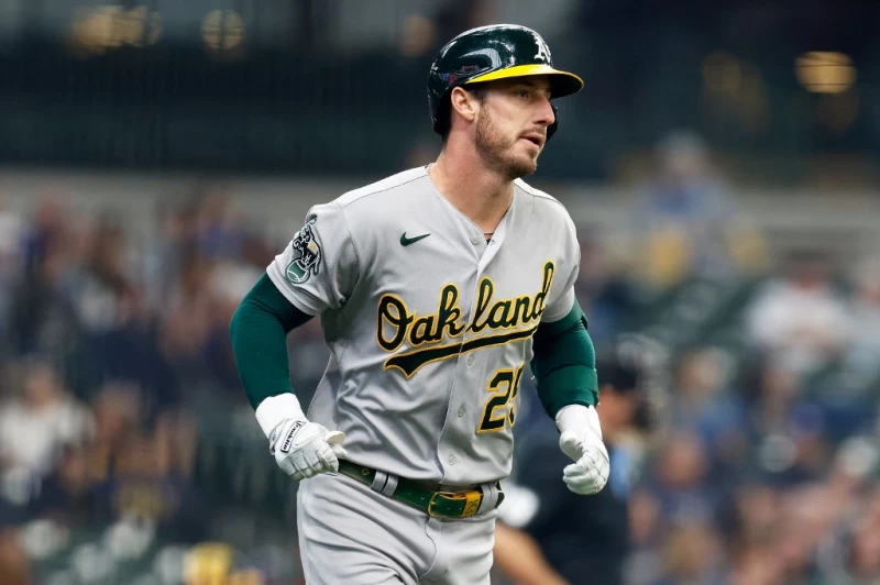 奧克蘭運動家魯克(Brent Rooker)想從大谷手中開轟照片裱框。法新社