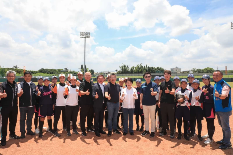 全國首座台中國際壘球園區啟用合照。台中市運動局提供