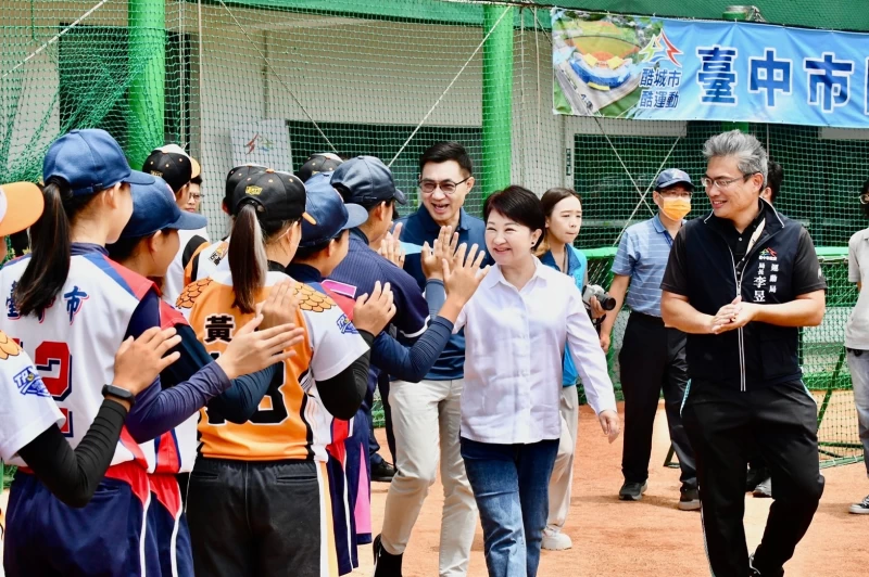 台中市長盧秀燕參加全國首座台中國際壘球園區啟用。台中市運動局提供