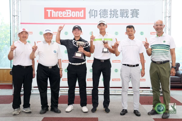 職業冠軍謝旻軒(左三)和業餘最佳選手蔡勁暘(左四)和貴賓合影。TPGA_林聖凱攝影