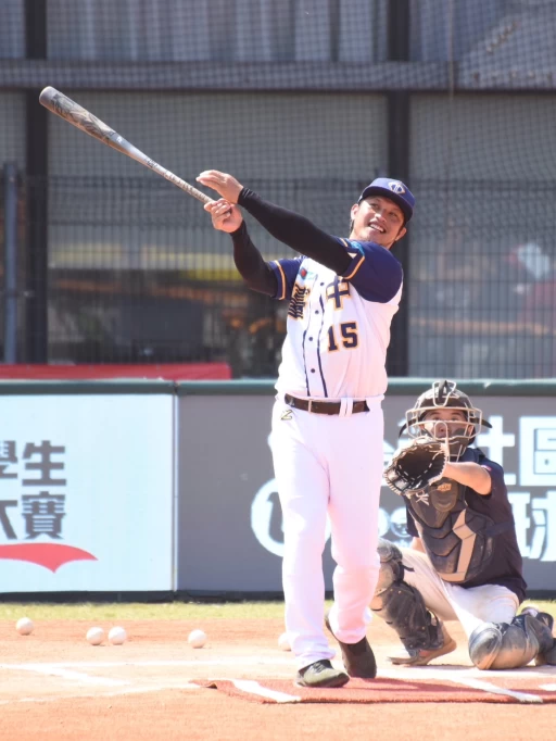 台中市成棒隊陽耀勳於全壘打大賽前示範。官方提供