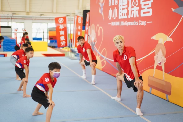 林育信教練與葉政選手帶領小小學員暖身拉筋。華南銀行提供