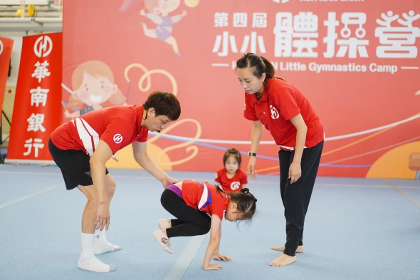 林育信教練認真指導小小學員。華南銀行提供