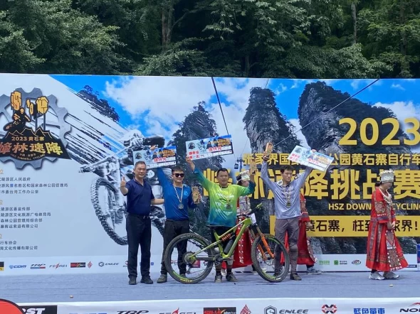 台灣美利達登山車好手江思翰贏得中國張家界黃石寨速降賽冠軍。江思翰提供
