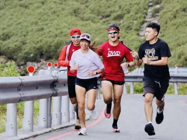 外景主持人段慧琳與鐵人好友一同奔馳在武嶺最後一段天堂路。官方提供