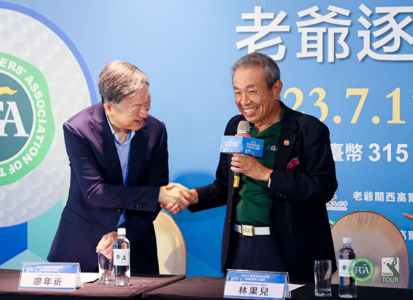 老爺高爾夫球場董事長廖年祈(左)和綠林興業董事長林果兒(右)是留日時的老同學有著深厚情誼。TPGA_林聖凱攝影