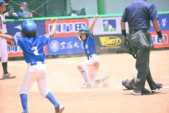 黃浩哲生涯首轟是場內3分全壘打。大會提供