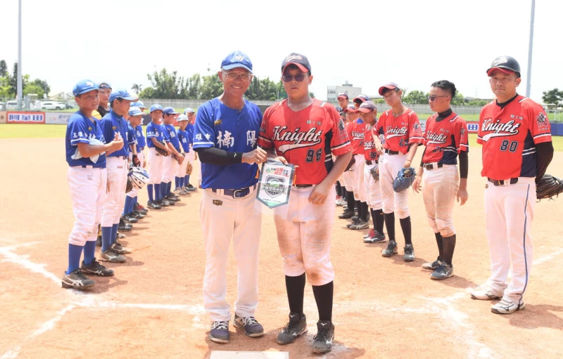 黃竣郁(右)敲出清壘安打獲頒最有精神獎。台灣世界少棒聯盟提供