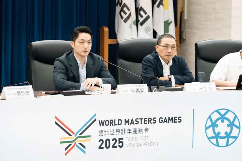 臺北市長蔣萬安(左)及新北市長侯友宜,共同主持2025雙北世界壯年運動會組織委員會議。官方提供