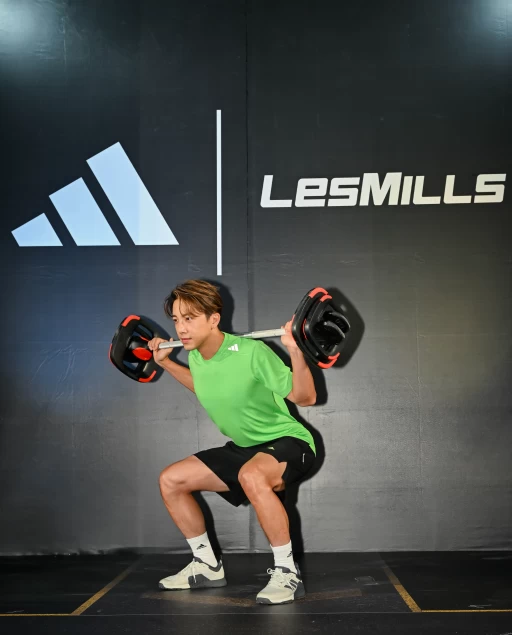 adidas形象大使坤達換上全新hiit訓練裝備,示範槓鈴深蹲俯身划船彎舉等三招。官方提供