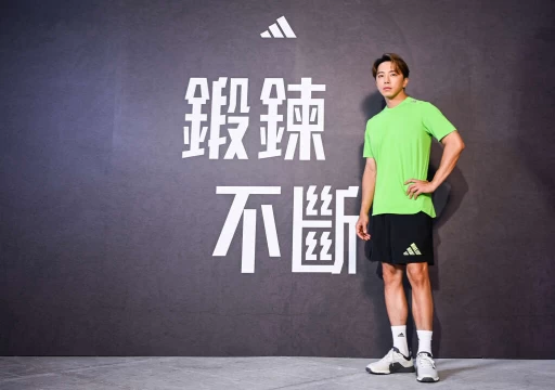 坤達穿著adidas螢光綠hiit運動上衣,下身搭配黑色率性運動短褲,logo帶有相同的螢光綠紋。官方提供