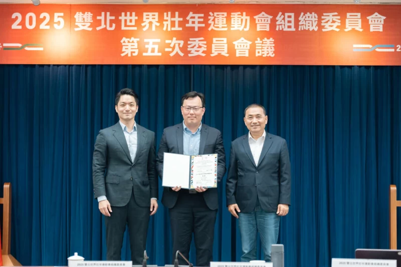 臺北市長蔣萬安(左)及新北市長侯友宜,共同頒發組織委員聘書予體育署署長鄭世忠(中)。官方提供