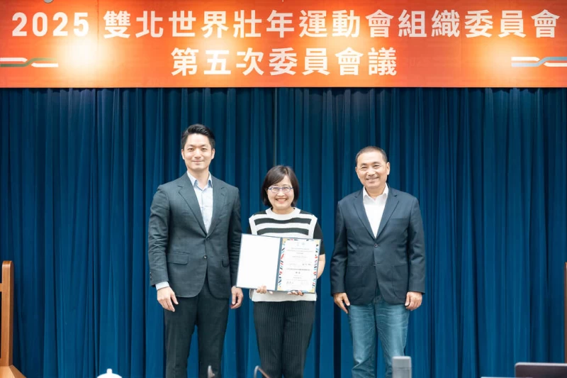 臺北市長蔣萬安(左)及新北市長侯友宜(右)共同頒發組織委員聘書予臺北市副市長林奕華。官方提供