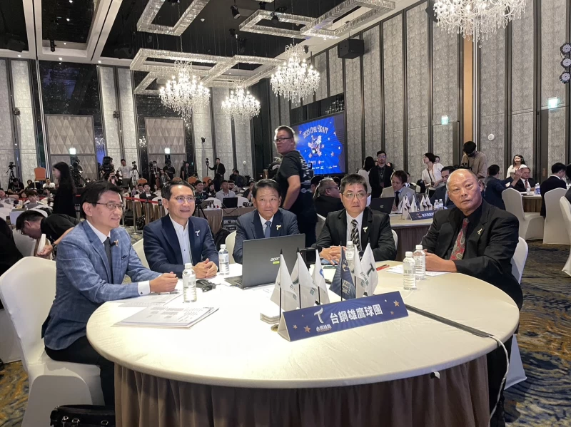 台鋼雄鷹選秀團隊。記者劉峻誠攝