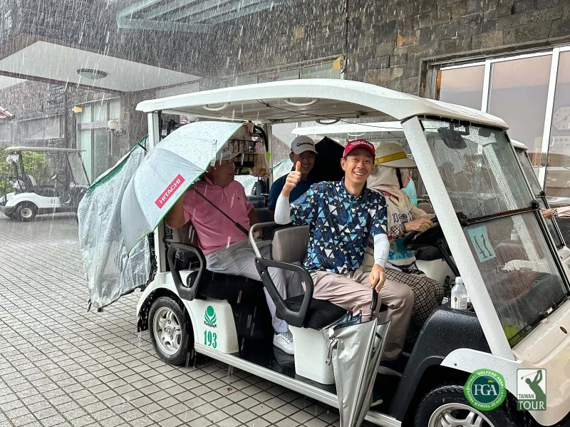 第二回合午後大雷雨選手們紛紛坐球車返回會館躲雨。鍾豐榮攝影