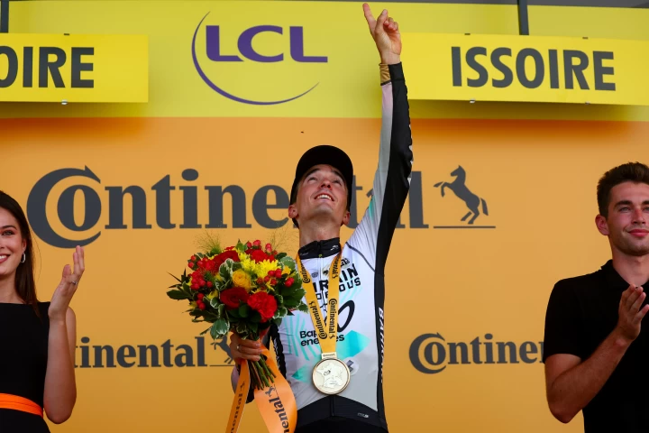 領獎台上的畢爾包手指天際,把這一勝獻給已故的隊友梅德。Sprint Cycling提供