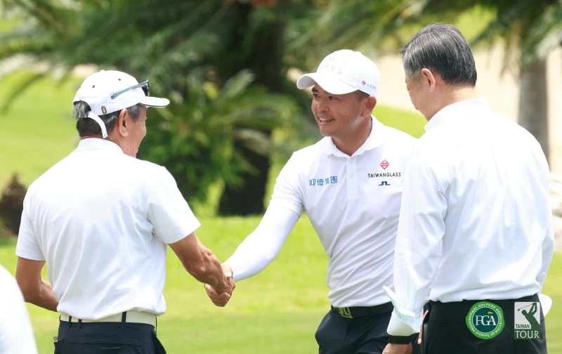 綠林興業有限公司董事長林果兒(左)和老爺球場董事長廖年祈,為詹世昌奪冠祝賀。鍾豐榮攝影