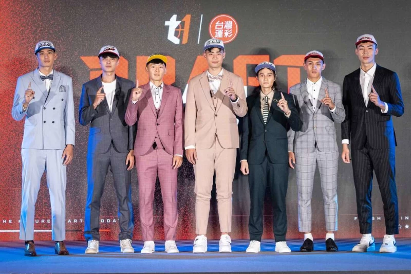 2023台灣運彩t1聯盟新人選秀會獲選球員合照。官方提供