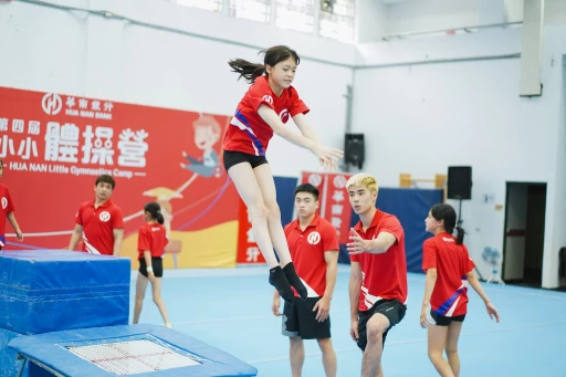 葉政選手專心指導小學員。華南銀行提供